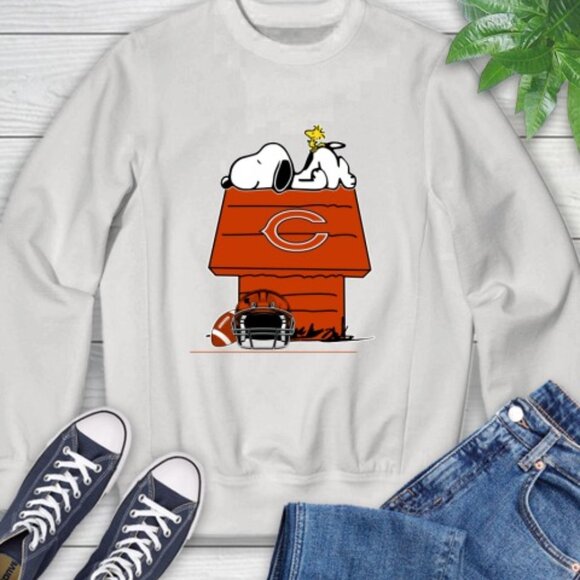 Chicago Bears Snoopy Woodstock Peanuts NFL Football Christmas Sweatshirt 159 - Picture 1 of 5